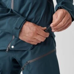 FJÄLLRÄVEN BERGTAGEN ECO-SHELL JACKET M Herren - Hardshelljacke 24 FJÄLLRÄVEN BERGTAGEN ECO-SHELL JACKET M Herren - Hardshelljacke -Outdoor-Bekleidungsgeschäft 5637863673 l bergtagen ecoshell jacket m fjaellraeven 20