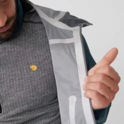 FJÄLLRÄVEN BERGTAGEN ECO-SHELL JACKET M Herren - Hardshelljacke 26 FJÄLLRÄVEN BERGTAGEN ECO-SHELL JACKET M Herren - Hardshelljacke -Outdoor-Bekleidungsgeschäft 5637863673 n bergtagen ecoshell jacket m fjaellraeven 20